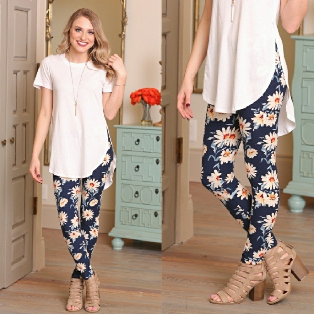 sᴀʟᴇ! White Side Slit Tunic - Picture 2 of 3